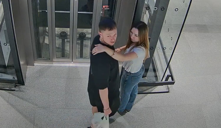 VIDEO: Policie pátrá po muži, který poničil nádraží Bubny