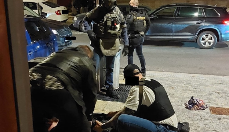 Kriminalisté zadrželi muže podezřelého z přepadení benzinové stanice v Písku