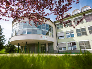 Tragédie na bystřickém gymnáziu. Třináctiletý chlapec zemřel po pádu z okna