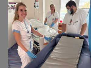 Jihlavská interna má nová sprchovací lůžka. Pomohou imobilním pacientům