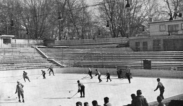 Od zahájení provozu stadionu využívaly ledovou plochu žákovské hokejové týmy z Jihlavy i okolí. Foto: Poskytl Stanislav Jelínek