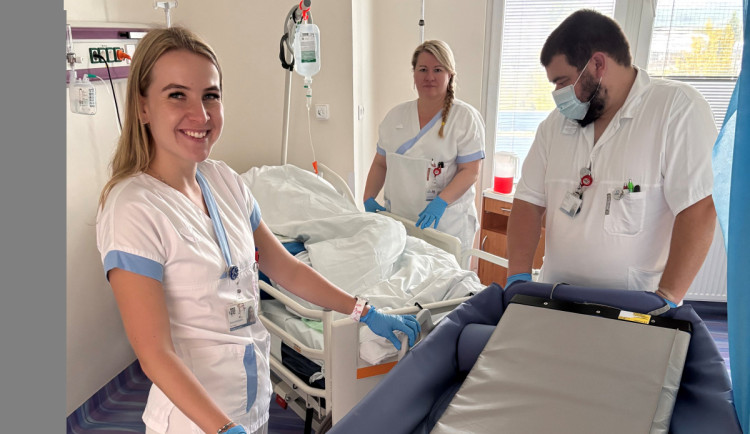 Jihlavská interna má nová sprchovací lůžka. Pomohou imobilním pacientům