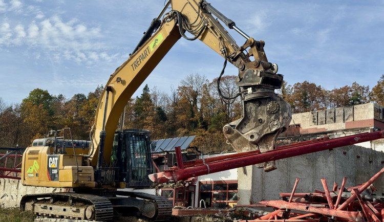 Do bazénu v Krumlově se pustily demoliční stroje. Ohořelý objekt nahradí moderní akvacentrum