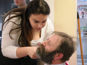 Studenti oholí mužům v novoměstské nemocnici kníry. Movember podpoří i urologové