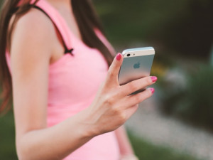 Muž v Jihlavě půjčil dívce mobilní telefon, pak po ní chtěl nahé fotky a videa