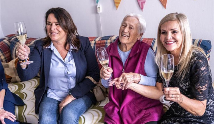 Zleva: Radní Magdaléna Skořepová, Hedvika Tlučhubová, ředitelka domova Alena Řehořová