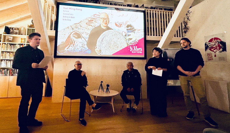 Zleva: Marek Hovorka, Tsai Ming-liang, Lee Kang-Sheng, tlumočnice a Vít Schmarc