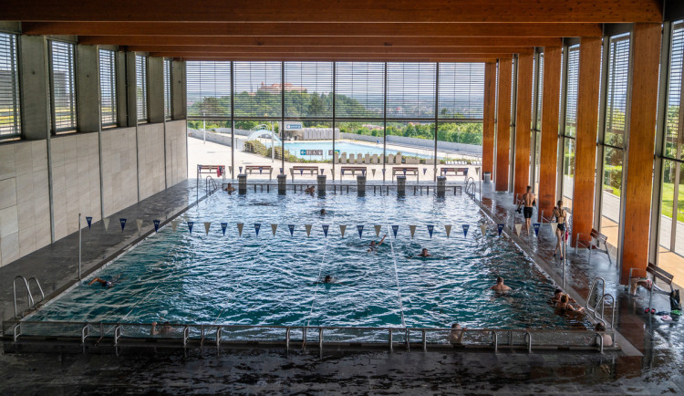 Bazén na Kraví hoře je otevřený plavcům. Čekají na ně nové sprchy i podlahy