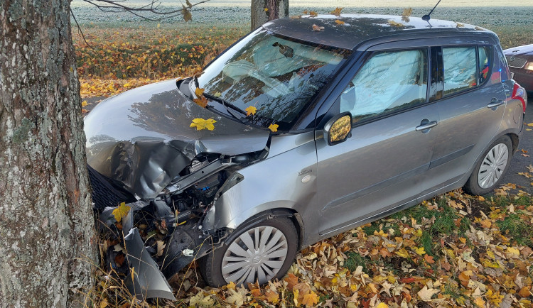 Senior skončil v nemocnici, jeho vůz zastavil až náraz do druhého stromu. Foto: Se svolením Policie ČR