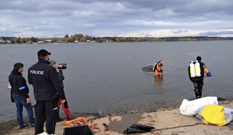 V autě vytaženém z Lipna zmizeli dva Rakušané. Za informace o jejich osudu nabízela policie čtvrt milionu