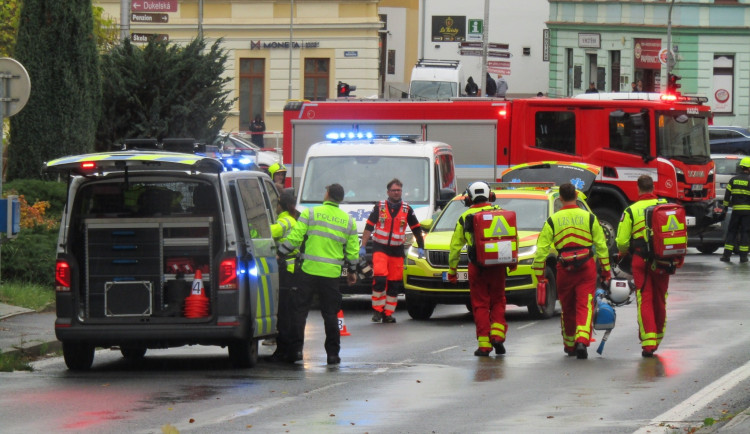 Řidič v audi srazil seniorku, která přecházela silnici. Letěl pro ni vrtulník