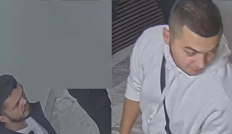 Napadení na jihlavském náměstí. Neznáte dva muže na fotce?