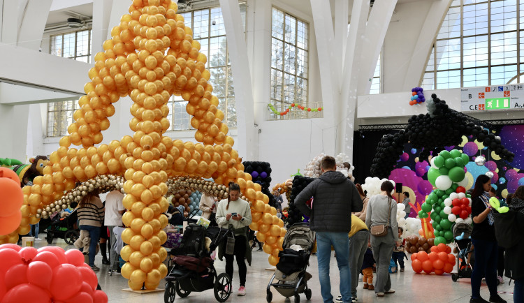 Balónkový drak i Labubu. V Brně začíná výstava soch z tisíců nafukovacích balónků
