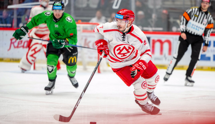 Skvělý Třinec. Oceláři vyhráli pošesté v řadě, o přestávce byla v hale svatba