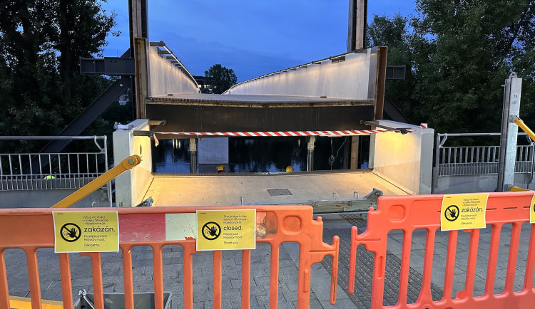 Štvanickou lávku po roce zkontrolují, cvičně ji i zvednou