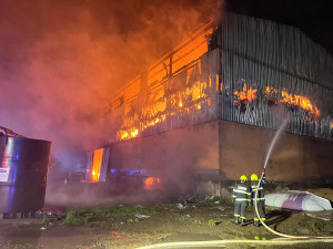 Dvanáct jednotek hasičů vyjíždělo do Dušejova. Hořel tam velkokapacitní seník
