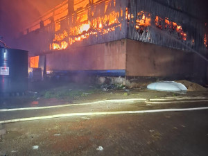 Dvanáct jednotek hasičů vyjíždělo do Dušejova. Hořel tam velkokapacitní seník