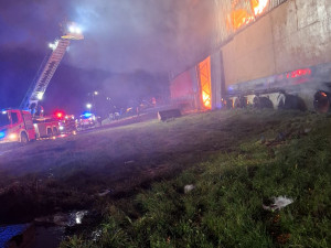 Dvanáct jednotek hasičů vyjíždělo do Dušejova. Hořel tam velkokapacitní seník