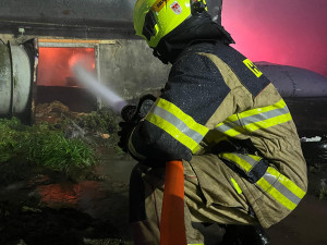 Dvanáct jednotek hasičů vyjíždělo do Dušejova. Hořel tam velkokapacitní seník
