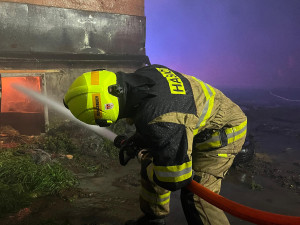 Dvanáct jednotek hasičů vyjíždělo do Dušejova. Hořel tam velkokapacitní seník