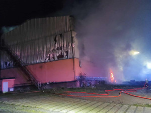 Dvanáct jednotek hasičů vyjíždělo do Dušejova. Hořel tam velkokapacitní seník