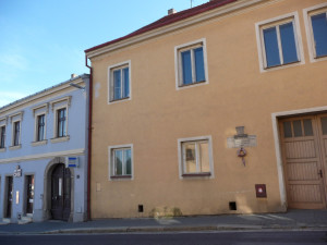 Pamětní deska v Dačicích.