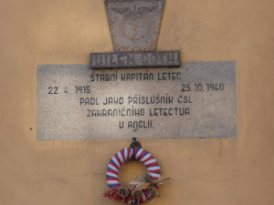 Pamětní deska v Dačicích.