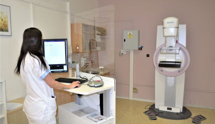 Říjen v růžové barvě. Prostějovská nemocnice připomíná důležitost prevence rakoviny prsu