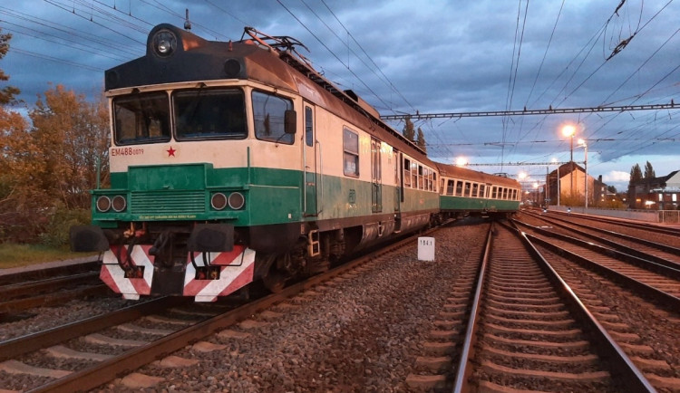 Vzpomínková jízda zastavila koridor. V Přerově vykolejil historický vlak