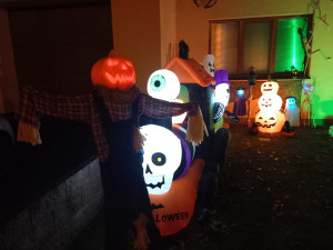 VIDEO: V Heleníně se sešla strašidla. Postavy mohou vyděsit, když se nečekaně pohnou