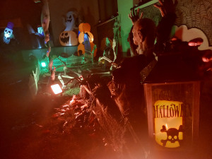 VIDEO: V Heleníně se sešla strašidla. Postavy mohou vyděsit, když se nečekaně pohnou