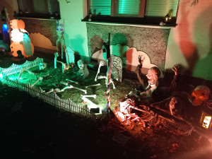 VIDEO: V Heleníně se sešla strašidla. Postavy mohou vyděsit, když se nečekaně pohnou