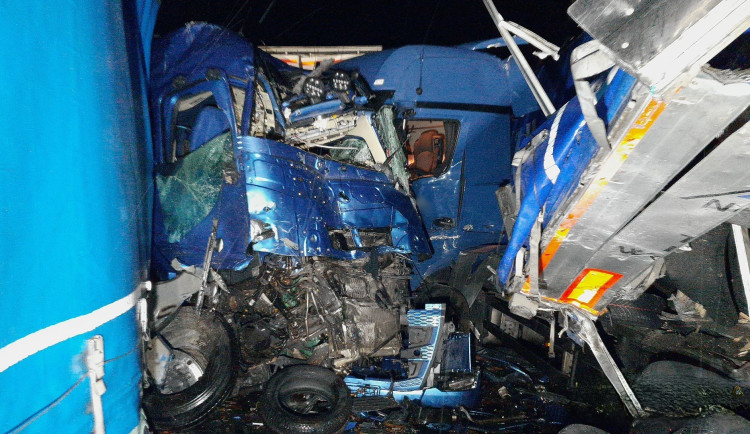 Řidič kamionu na D5 v noci narazil do kolony vozidel. Drtivý náraz sešrotoval kabinu