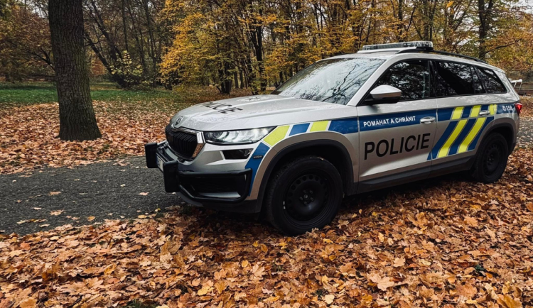 Rychlý zásah policie v Náchodě zastavil podvodníka. Seniorka málem přišla o 400 tisíc korun