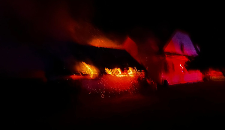 VIDEO: Stodolu plnou sena zachvátil požár. Rodinný dům hasiči uchránili