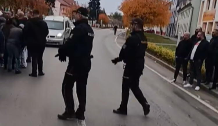 VIDEO: Olašský soud vylekal Bedihošť. Zasahovali policisté, zůstaly rozbité stoly a sklenice
