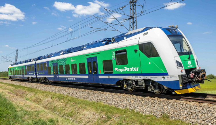 Nové bateriové vlaky budou brázdit kraj díky dotaci 2,6 miliardy korun