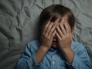 Facky i klečení u zdi. Dětský ombudsman odhalil týrání v českých ústavech