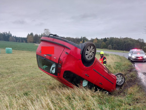 Řidička na Jihlavsku nezvládla smyk a bourala. V nemocnici skončily dvě děti
