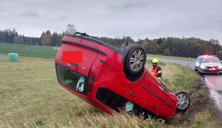 Řidička na Jihlavsku nezvládla smyk a bourala. V nemocnici skončily dvě děti 
