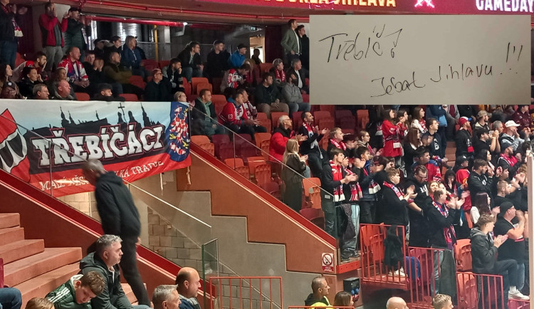 FOTO: Smutná dohra derby v Jihlavě. Fanoušci Třebíče zničili záchody v Horácké aréně