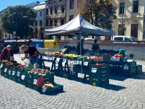 Tržnice na jihlavském náměstí se brzy uzavře. V nabídce teď je dušičkové zboží