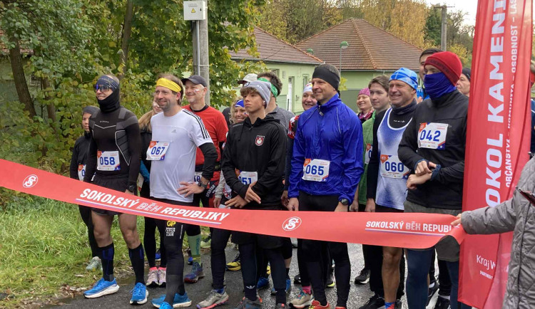 Sokolský běh republiky v Kamenici si užilo opět více běžců, dešti navzdory