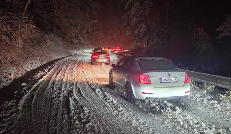 Řidiči jezdí do Krkonoš na letních gumách, podle odborníků zbytečný risk