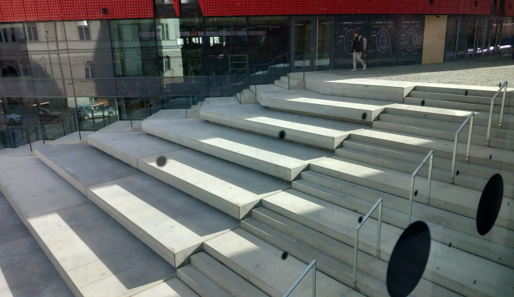 Pobytové schody u arény budou pro zamilované studenty, sportovce i módní policii