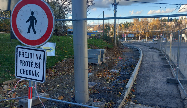 FOTO: Křižovatka u Sila je opět plně průjezdná, chodci musí koukat pod nohy