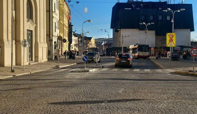 Jihlavské náměstí bude průjezdné ještě deset dní. Čtenáři by tam auta nechali
