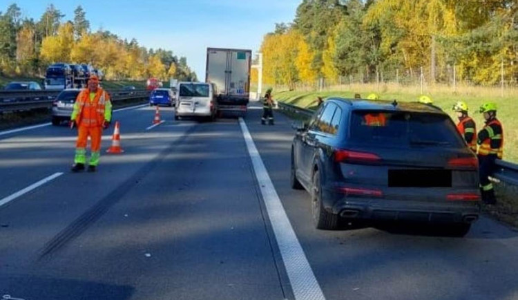 Aktuálně: Na dálnici bourala tři vozidla. V místě se tvoří kolony