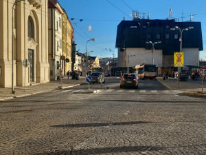 Jihlavské náměstí bude průjezdné ještě deset dní. Čtenáři by tam auta nechali