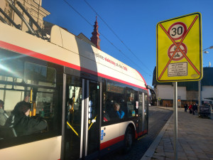 Jihlavské náměstí bude průjezdné ještě deset dní. Čtenáři by tam auta nechali